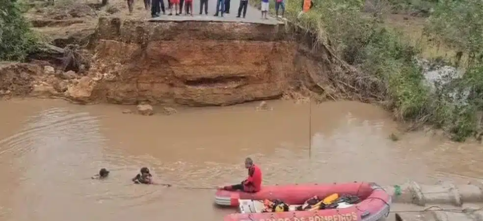 Três pessoas morrem após trecho de estrada desabar