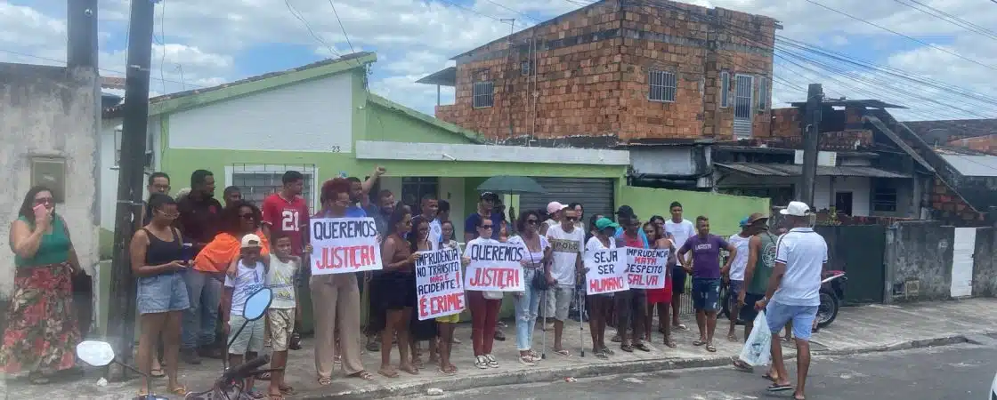 Grupo protesta em frente a casa de Zé do Pão após acidente