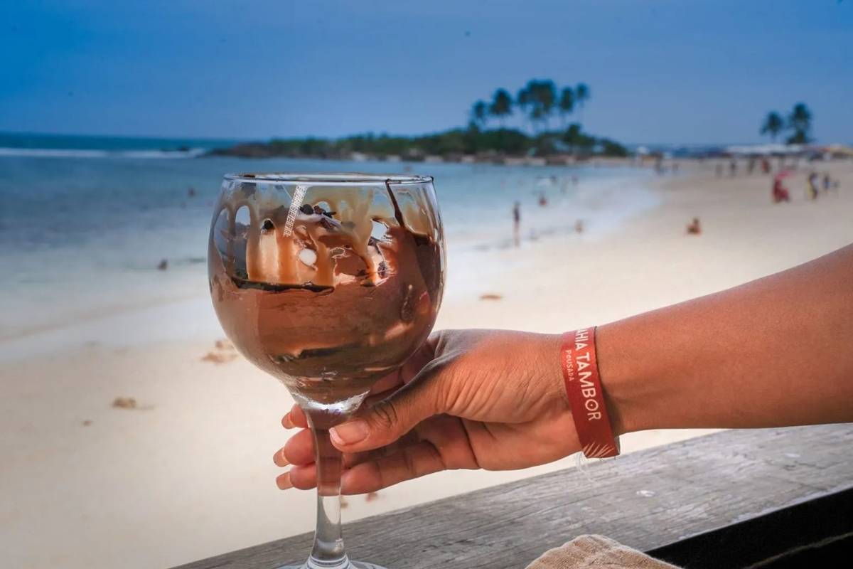 pessoa tomando uma bebida nA cidade brasileira onde carros não entram