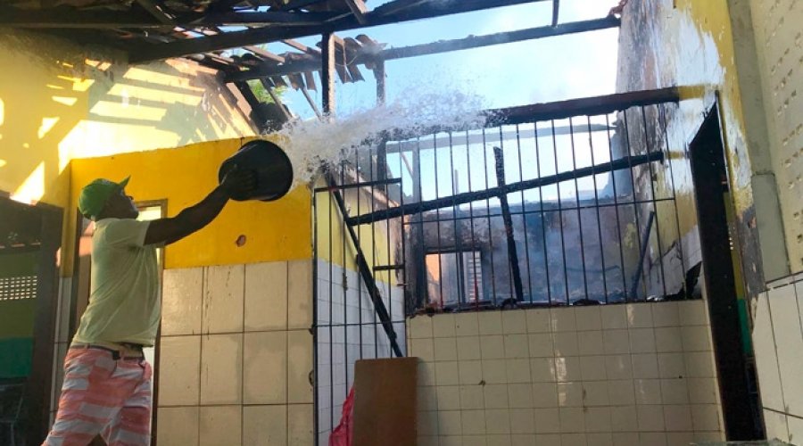 Incêndio destrói telhado em colégio de Mata de São João